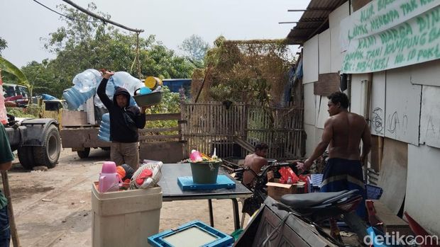 Sejumlah warga pindah ke hunian sementara (huntara) setelah diminta mengosongkan Kampung Susun Bayam. Warga menilai kondisi huntara jauh dari kata layak. (MI Fawdi/detikcom)