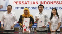 Khofifah dan Emil hadir langsung saat deklarasi. Ketum Perindo Hary Tanoesoedibyo dan Waketum Perindo Angela Tanoesoedibjo juga hadir. 