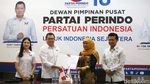 Senyum Khofifah-Emil Dardak Usai Didukung Perindo di Pilgub Jatim 2024
