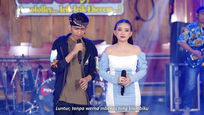 Shinta Arsinta dan Arya Galih membawakan lagu Selendang Biru.
