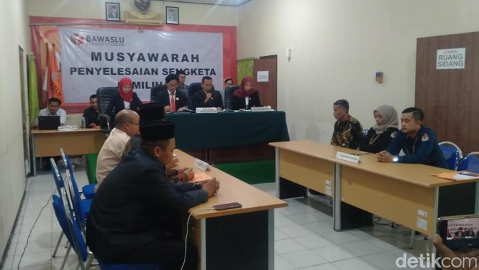 Sidang gugatan Nurul-Nafik di Bawaslu Bojonegoro.
