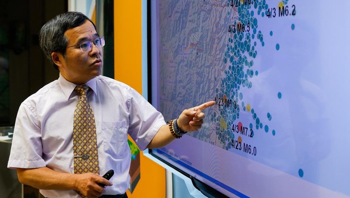 Lin Ruei, 17, and Kuo Chen-Yu, co-founders of Exptech and Disaster Prevention Information Platform app (DPIP) read quake reports on their computer in Taoyuan, Taiwan April 29, 2024. REUTERS/Ann Wang