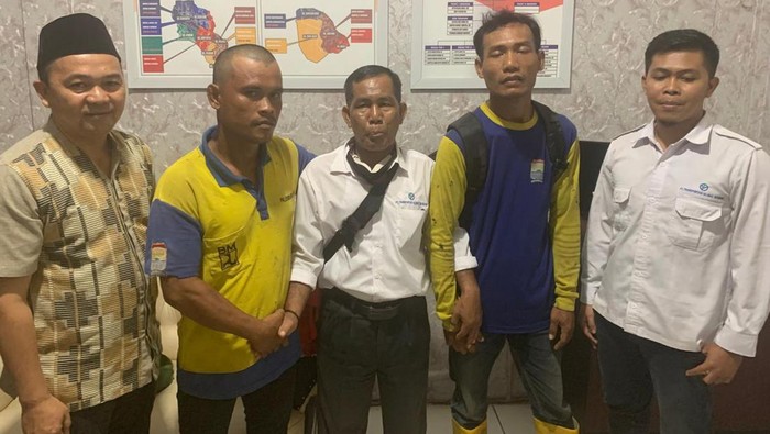 Sopir feeder (tengah, baju putih) yang dikeroyok pekerja jalan sepekat berdamai.