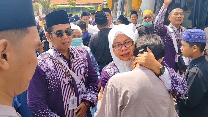 Suasana haru iringi keberangkatan calon jemaah haji di Pasuruan.