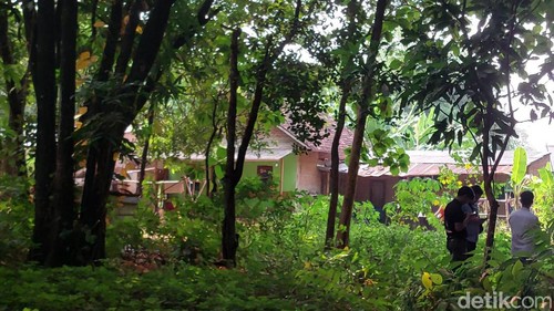 Suasana penggeledahan rumah dari Pegi Setiawan di Cirebon