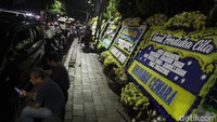 Karangan bunga ucapan belasungkawa berjejer di depan rumdin Dubes Iran.