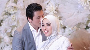 Reino Barack terlihat mencium istrinya. Foto: instagram Syahrini