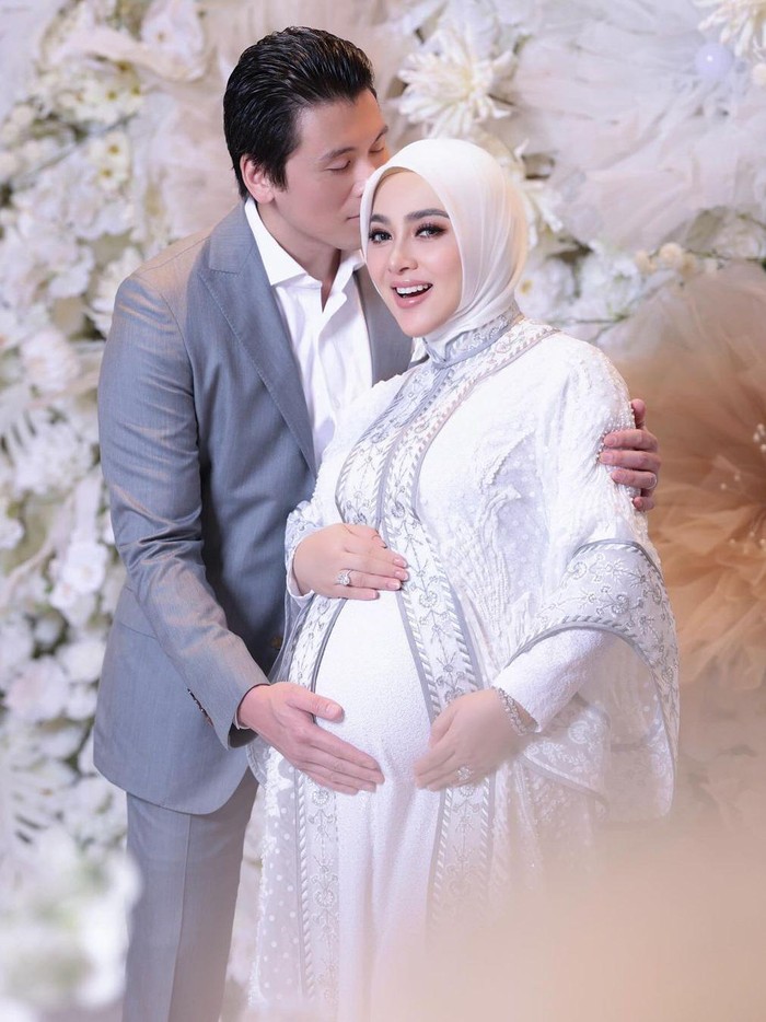 Syahrini hamil anak pertama.