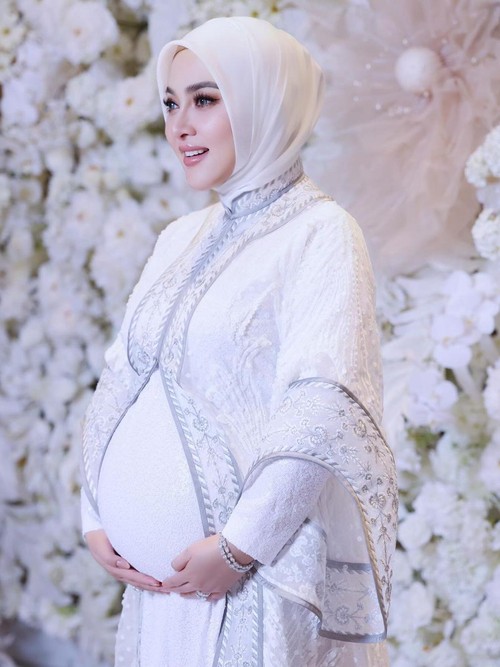 Syahrini hamil anak pertama.