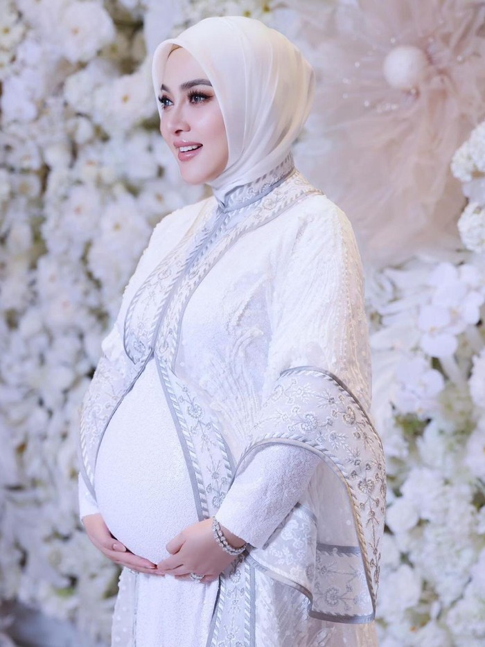 Syahrini hamil anak pertama.