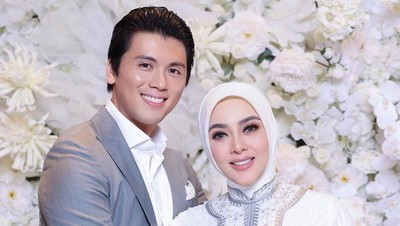 6 Potret Syahrini Tampil Glowing di Pemotretan Kehamilan Anak Pertama