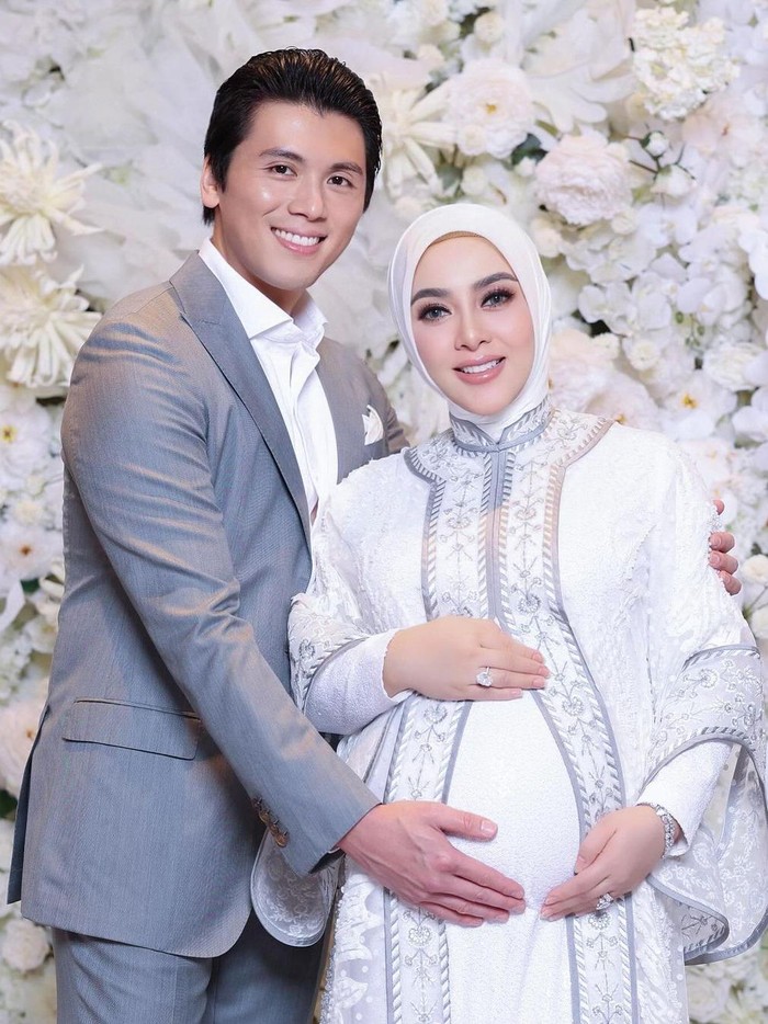 Syahrini hamil anak pertama.