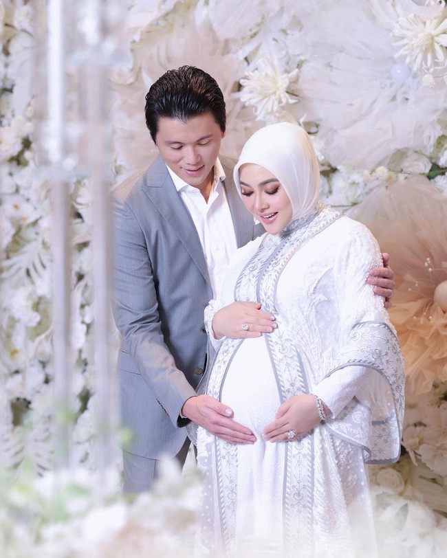 Belakangan, kabar Syahrini hamil memang sempat jadi perbincangan hangat. Sebelumnya ia kerap mengunggah foto-foto dengan pakaian longgar dan tampak menutupi perutnya. Foto: instagram Syahrini