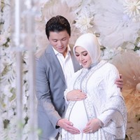 Belakangan, kabar Syahrini hamil memang sempat jadi perbincangan hangat. Sebelumnya ia kerap mengunggah foto-foto dengan pakaian longgar dan tampak menutupi perutnya. Foto: instagram Syahrini