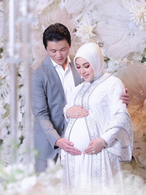 Syahrini hamil anak pertama.