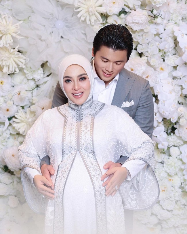 Penampilannya saat hamil menuai banyak pujian baik dari kalangan sesama selebriti maupun netizen. Ucapan selamat pun membanjiri kolom komentar. Foto: instagram Syahrini