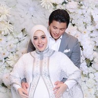 Penampilannya saat hamil menuai banyak pujian baik dari kalangan sesama selebriti maupun netizen. Ucapan selamat pun membanjiri kolom komentar. Foto: instagram Syahrini