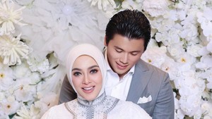 Dalam Instagram miliknya, Syahrini menyampaikan rasa gembira karena saat ini sedang mengandung anak pertama. Foto: instagram Syahrini
