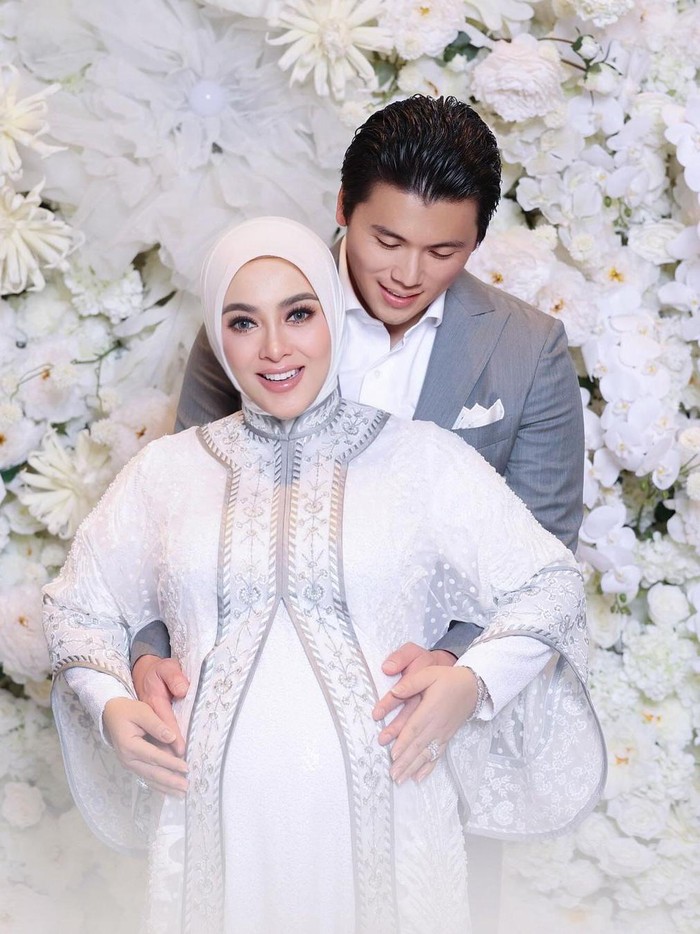 Syahrini hamil anak pertama.