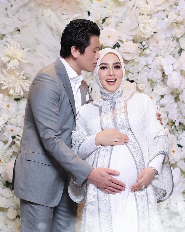 Wajah bumil berusia 43 tahun ini tampak glowing dengan makeup soft glam bernuansa nude pink. Foto: instagram Syahrini