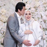 Wajah bumil berusia 43 tahun ini tampak glowing dengan makeup soft glam bernuansa nude pink. Foto: instagram Syahrini