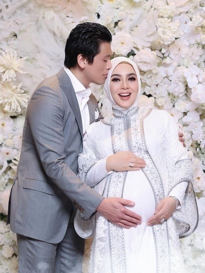 Syahrini hamil anak pertama.