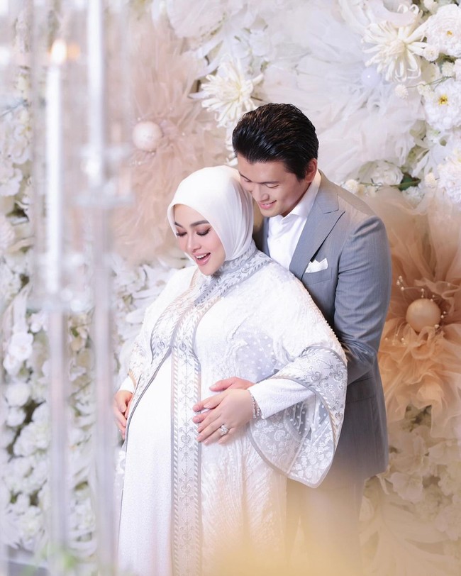 “Bismillahirrahmannirrahim, We Made One Wish And It Came True,” tulis Syahrini pada caption foto yang diunggah di Instagram, Rabu (22/5/2024). Syahrini memberi keterangan di tagar bahwa usia kehamilannya sudah tujuh bulan. Foto: instagram Syahrini