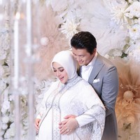 “Bismillahirrahmannirrahim, We Made One Wish And It Came True,” tulis Syahrini pada caption foto yang diunggah di Instagram, Rabu (22/5/2024). Syahrini memberi keterangan di tagar bahwa usia kehamilannya sudah tujuh bulan. Foto: instagram Syahrini