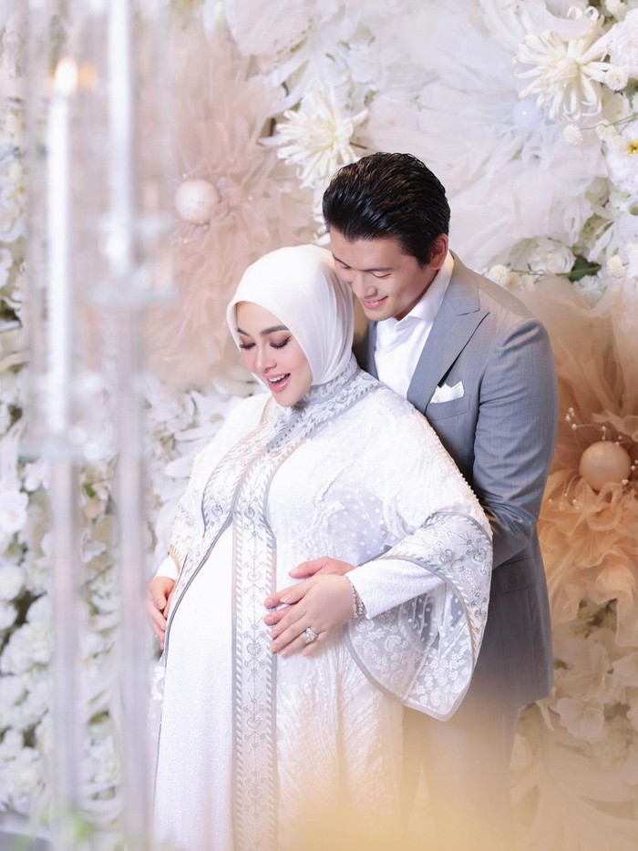 Syahrini hamil anak pertama.