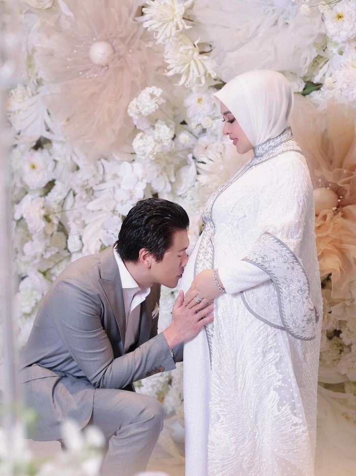 Syahrini hamil anak pertama.
