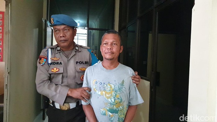 Tampang Hengki  saat diamankan di Polsek Medan Timur. (Foto: Goklas Wisely/detikSumut).