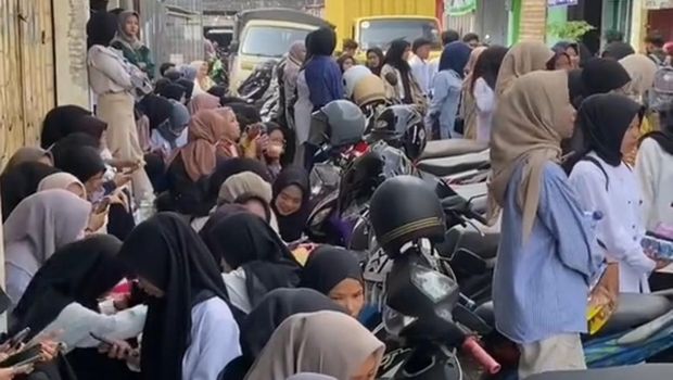 Tangkapan layar video viral para pelamar kerja antre melamar pekerjaan di warung seblak Ciamis.