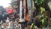 Kesan nyentrik jadi pengalaman pertama saat masuk ke sini karena ornamen barang bekas-antik yang jadi pembeda cafe. Mulai dari buku, lukisan, patung, furniture, dan masih banyak lagi, barang-barang tersebut merupakan kepemilikan dari sang empunya cafe, Ivan Moningka.