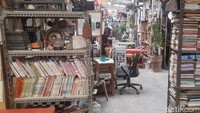Dari kesenangannya terhadap barang-barang yang dianggap oleh segelintir orang sebagai sampah ini, ia memiliki sudut pandang yang berbeda. Mulanya tempat nongkrong yang kini bernama Kampoeng Gallery pertama kali buka pada 2010 lalu dan berjalan dengan segala terpaannya hingga saat ini.