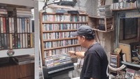 Saat berkeliling melihat seluk-beluk tempat ini, seakan masuk ke dalam lorong waktu pada era masa lalu. Barang-barang jadul yang ia miliki sudah tak terbilang, Om Ivan pun bingung saat menerka berapa jumlah pasti barang yang dipajang di tempatnya ini.