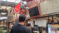 Kampoeng Gallery terletak di kawasan Pasar Loak Kebayoran Baru dekat Masjid Al Huda, memang tak ada plang jelas masuk lewat mana. Patokan pasnya adalah terdapat Warung Madura berwarna hijau, tak jauh dari situ ada gang dan kamu bisa langsung masuk untuk singgah dan ngopi-ngopi atau bahkan sekadar melihat barang-barang jadul di tempat ini.