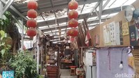 Terletak di kawasan Pasar Loak Kebayoran Lama, tempat ini jadi titik temu para muda-mudi yang ingin menghabiskan waktu usai kuliah, bekerja atau bahkan memang jadi tujuan utamanya.