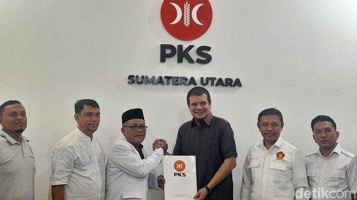 Tim internal Bobby Nasution dan Gerindra Sumut mengambil formulir pendaftaran bacalon Gubsu ke PKS (Nizar Aldi/detikSumut)