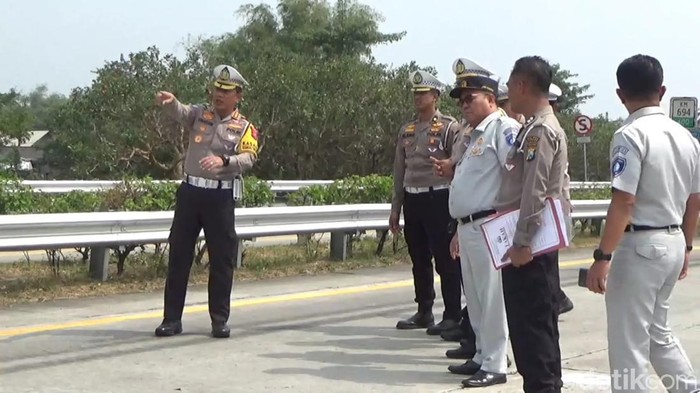 Tim TAA Ditlantas Polda Jatim melakukan olah TKP kecelakaan bus rombongan study tour SMP PGRI 1 Wonosari, Malang di Tol Jomo.