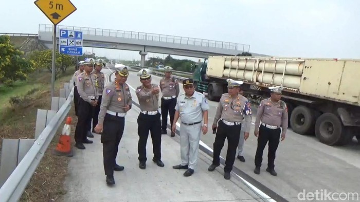 Tim TAA Ditlantas Polda Jatim melakukan olah TKP kecelakaan bus rombongan study tour SMP PGRI 1 Wonosari, Malang di Tol Jomo.