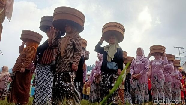 Kirab seribu tenong di Desa Sirukun Kecamatan Kalibening Banjarnegara dalam tradisi ruwat bumi Rabu (22/5/2024).