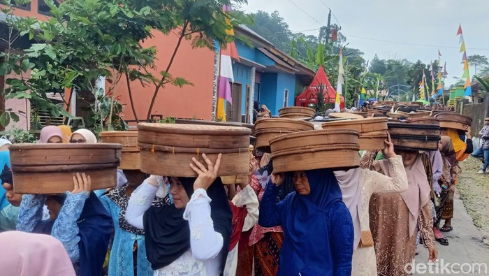 Kirab seribu tenong di Desa Sirukun Kecamatan Kalibening Banjarnegara dalam tradisi ruwat bumi Rabu (22/5/2024).