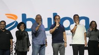 Wakil Menteri BUMN Kartika Wirjoatmodjo (tengah) didampingi Direktur Utama Perum Bulog Bayu Krisnamurthi (kanan) dan Sekretaris Kementerian BUMN Rabin Indrajad Hattari (kiri) berfoto di depan logo baru Perum Bulog saat puncak peringatan HUT Perum Bulog ke-57 di Jakarta, Rabu (22/5/2024).  