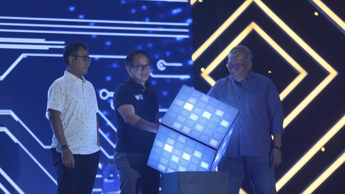 Wakil Menteri BUMN Kartika Wirjoatmodjo (tengah) didampingi Direktur Utama Perum Bulog Bayu Krisnamurthi (kanan) dan Sekretaris Kementerian BUMN Rabin Indrajad Hattari (kiri) berfoto di depan logo baru Perum Bulog saat puncak peringatan HUT Perum Bulog ke-57 di Jakarta, Rabu (22/5/2024). Dalam peringatan ulang tahun tersebut, Perum Bulog meluncurkan logo baru serta mencanangkan 