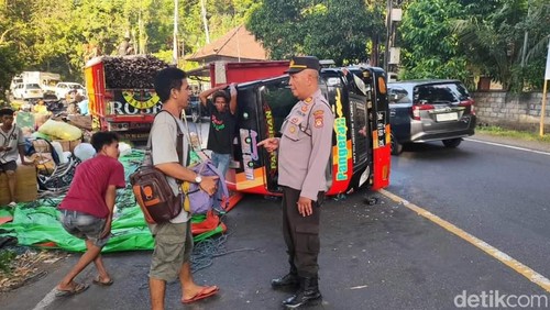 Truk pengangkut kayu dan motor bekas terbalik di Jalan Amlapura-Denpasar di Karangasem, Rabu (22/5/2024).