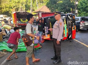 Truk Pengangkut Kayu dan Motor Bekas Terguling di Jalan Amlapura-Denpasar