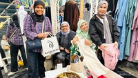 Kami pun tidak melewatkan untuk berbelanja pakaian muslimah yang cantik di The Halal Village Festival.