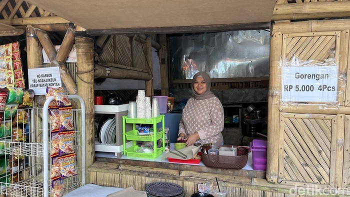 Ugi penjual gorengan di kios Teras Cikapundung