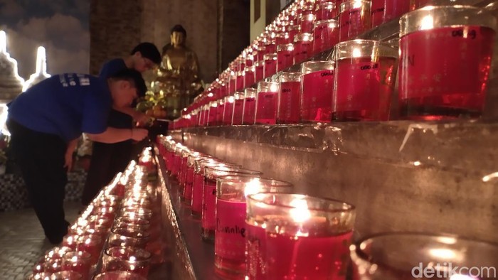 Umat Buddha menyalakan pelita di Maha Vihara Dharmakirti Palembang.