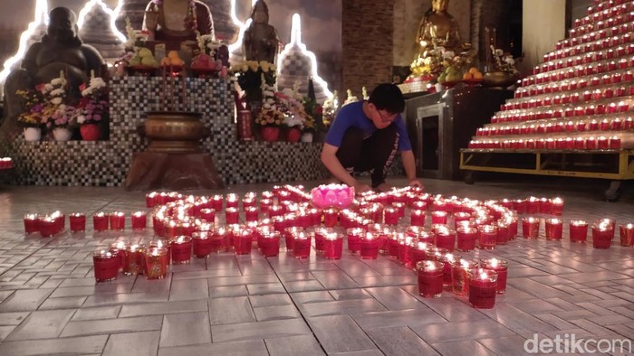 Umat menyalakan ribuan pelita di Maha Vihara Dharmakirti Palembang.
